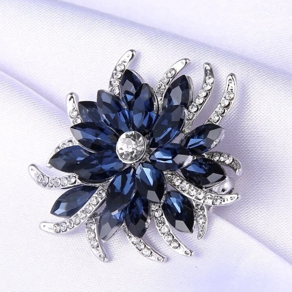 🌻 Crystal Flower Brooch - Picture 7 of 8